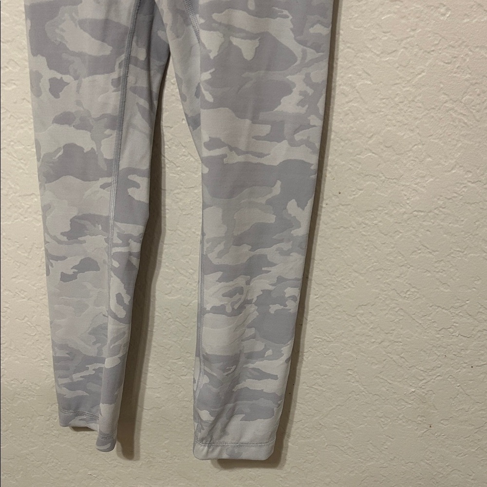 🚀Lululemon Athletica Light Gray Camo Leggings size 4 GUC - Picture 5 of 11